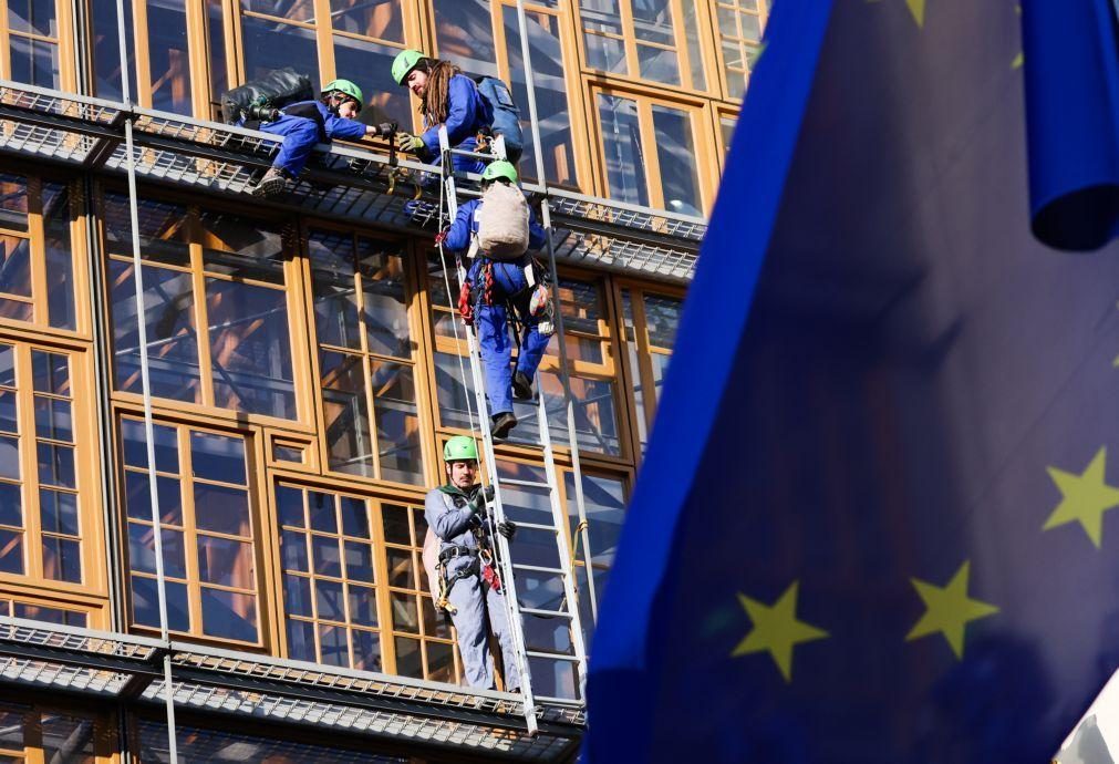 Ativistas da Greenpeace sobem ao edifício do Conselho da UE contra acordo com Mercosul