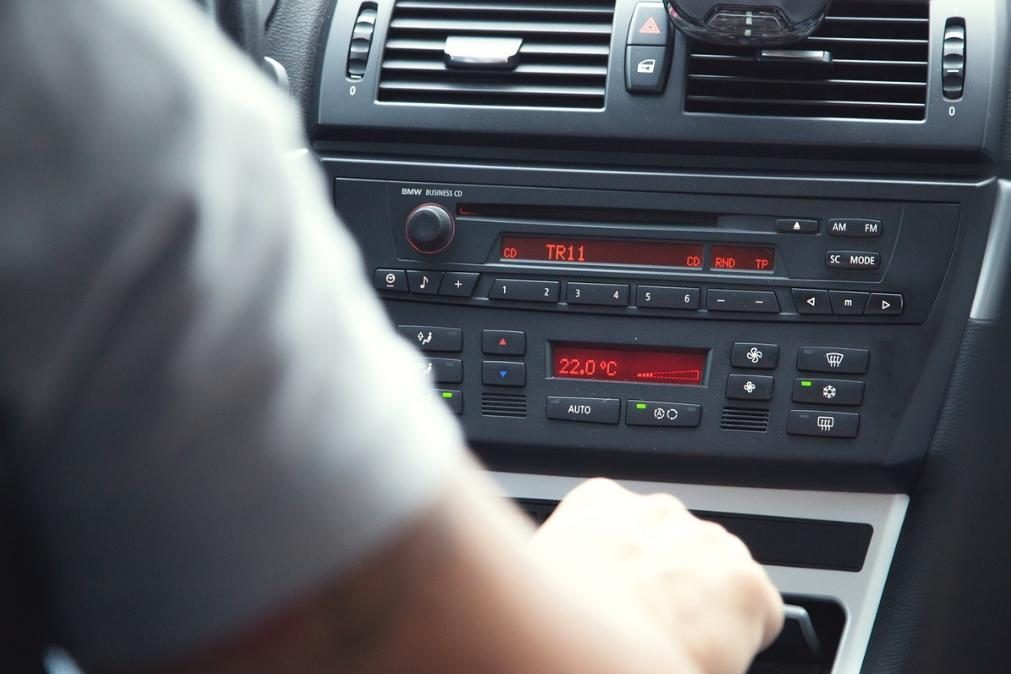 Saiba por que baixa o volume do rádio quando estaciona o carro