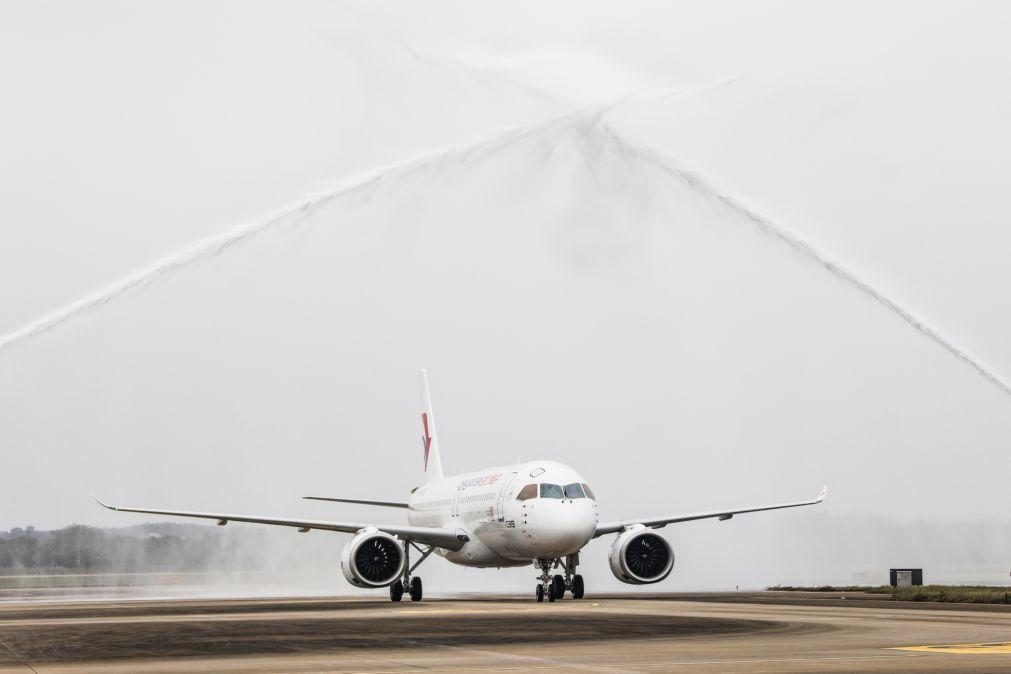 Primeiro avião comercial de fabrico chinês realiza voo inaugural