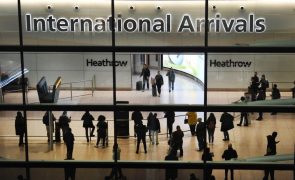 Controlo eletrónico de passaportes no Reino Unido volta a funcionar após falha