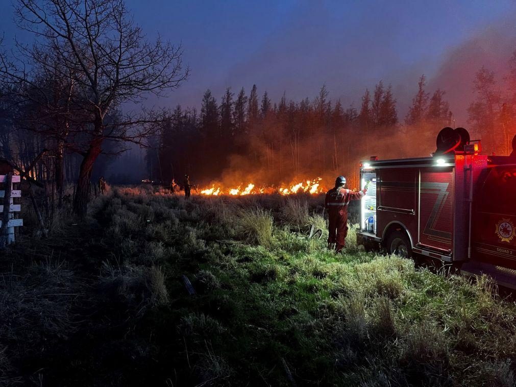 Canadá retira pessoas, recebe apoio externo e acusa rutura climática pelos fogos
