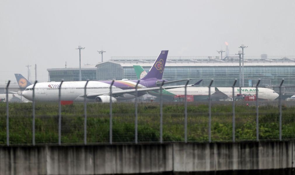 Colisão entre dois aviões causa encerramento de pista no aeroporto de Tóquio