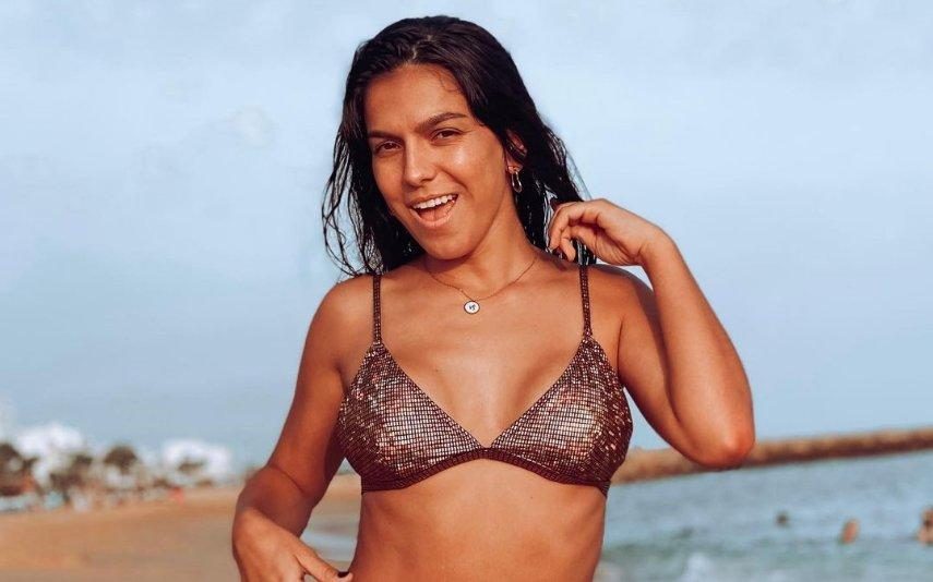 Gabriela Santana Completamente nua na praia soma elogios: 