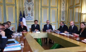 França: Macron, Borne e sete ministros em reunião de emergência no Eliseu