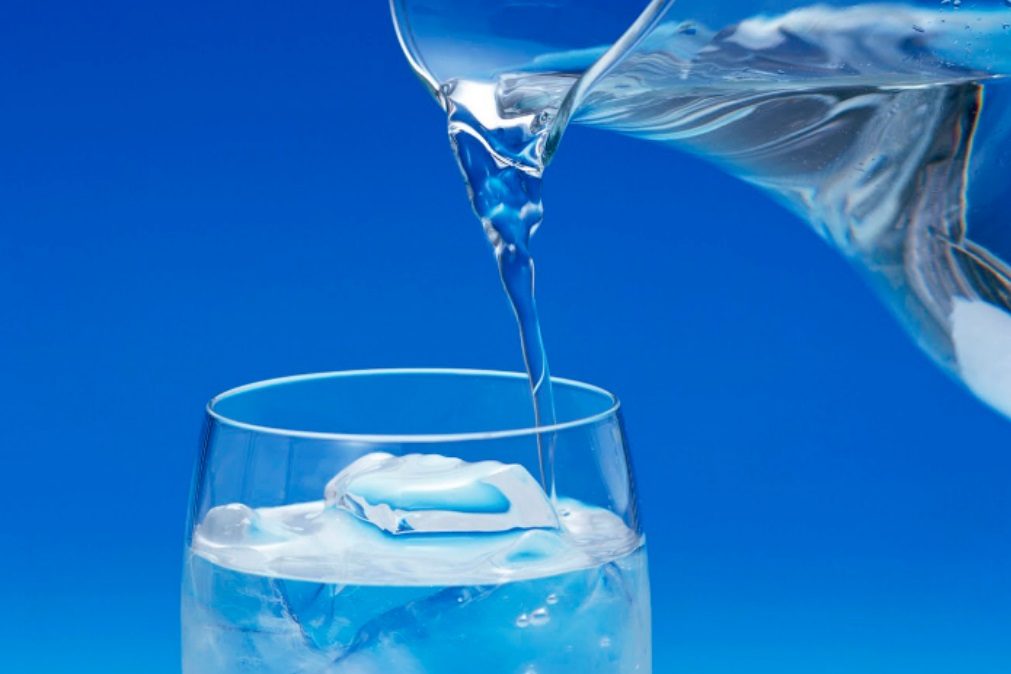 Não se esqueça de beber água. A desidratação não ocorre apenas no verão