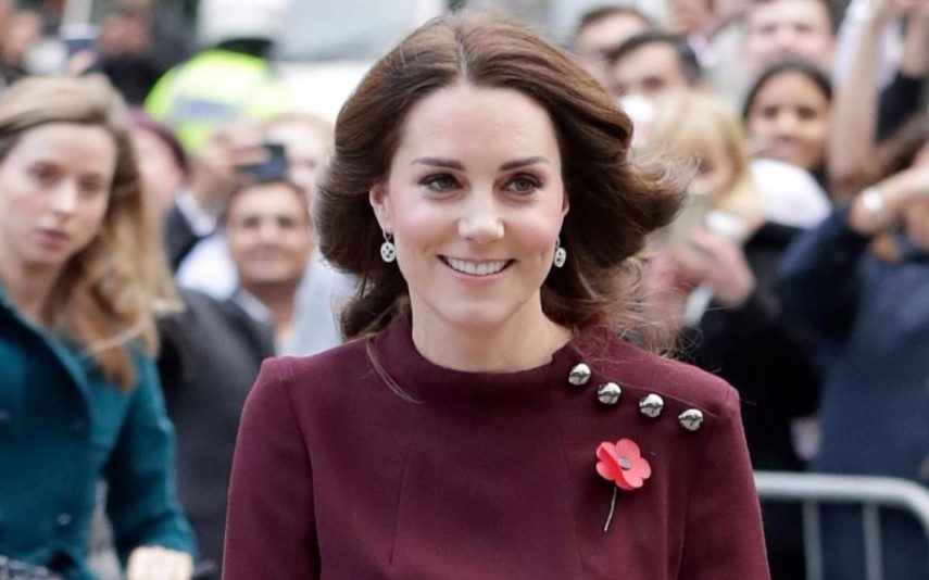 Kate Middleton com barriguinha cada vez mais evidente em novas fotografias