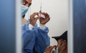 Comissão defende que a vacinação contra covid-19 foi a mais escrutinada da história da medicina