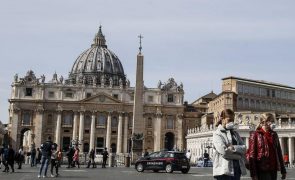 Vaticano lança novo selo comemorativo depois de primeira versão polémica