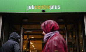 Taxa de desemprego no Reino Unido sobe para 4% nos três meses até maio