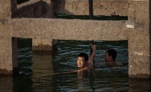 Cidades na China disponibilizam abrigos antiaéreos para população fugir ao calor