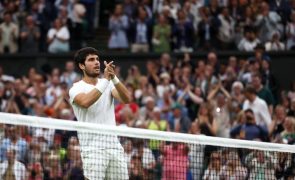 Alcaraz vence Medvedev e vai enfrentar Djokovic na final de Wimbledon