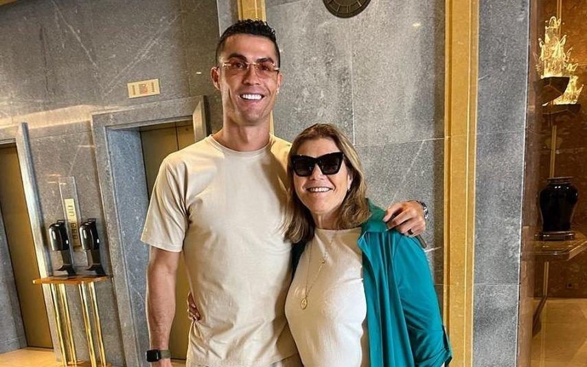 Cristiano Ronaldo Só mimos! Dolores Aveiro despede-se antes da longa viagem do craque