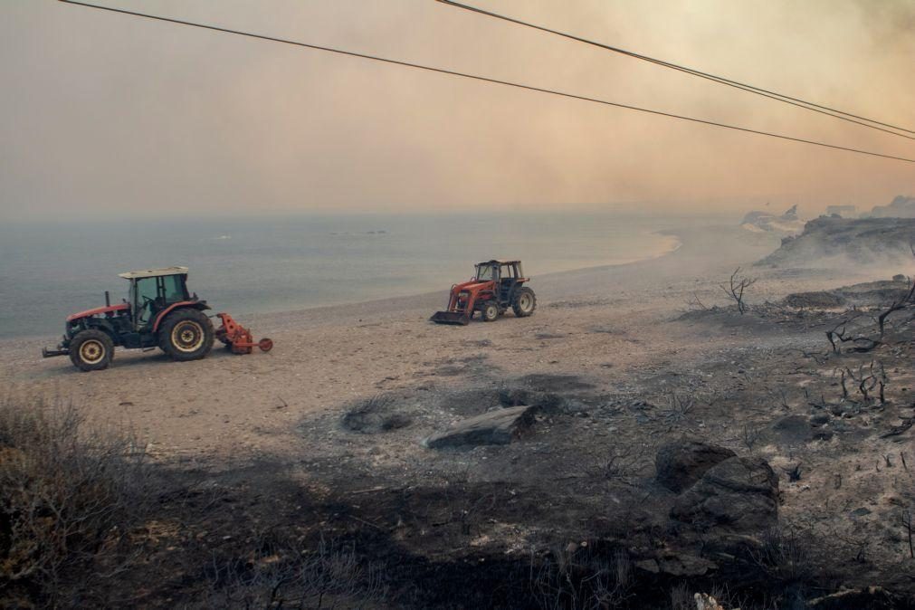 Incêndios em Rodes levam à maior operação de evacuação de sempre