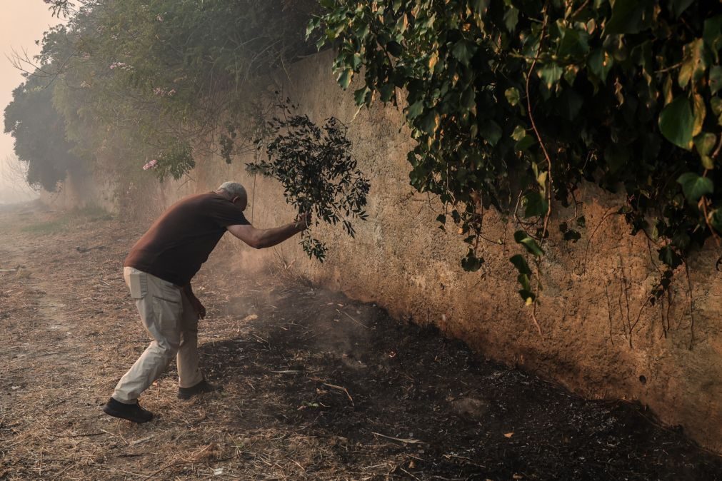 Evacuada localidade de Zambujeiro devido ao incêndio de Cascais