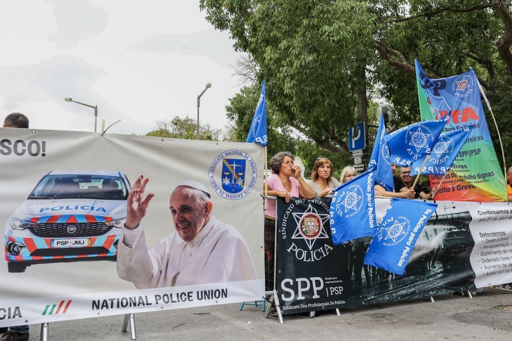 Polícias exigem melhores salários enquanto Papa é recebido pelo PR em Lisboa