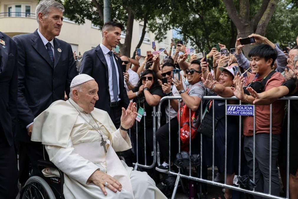 Papa quebra protocolo e aproxima-se de peregrinos na rua