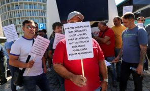 Motoristas instalam sanita ao ar livre contra falta de condições de terminal no Porto