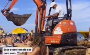 Retroescavadora a trabalhar no meio de turistas no Algarve causa polémica