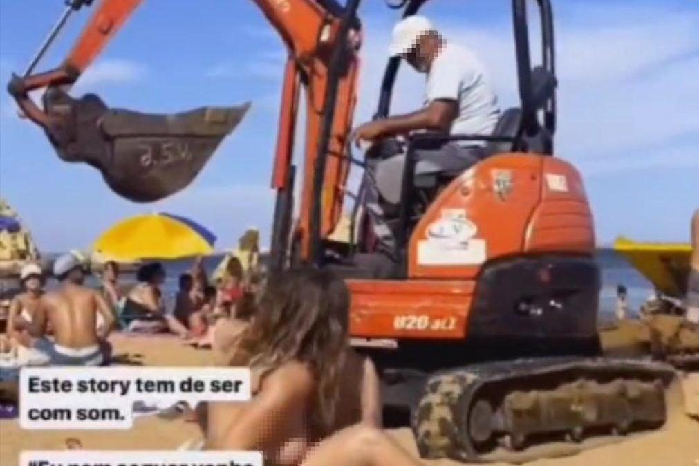 Retroescavadora a trabalhar no meio de turistas no Algarve causa polémica