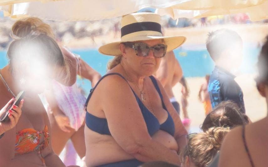 Dolores Aveiro Aproveita dia de praia no Algarve
