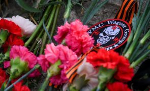 Russos levam flores à sede do grupo Wagner após notícia da morte de Prigozhin