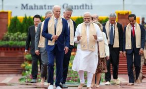 Líderes do G20 descalçam-se para homenagear Mahatma Gandhi
