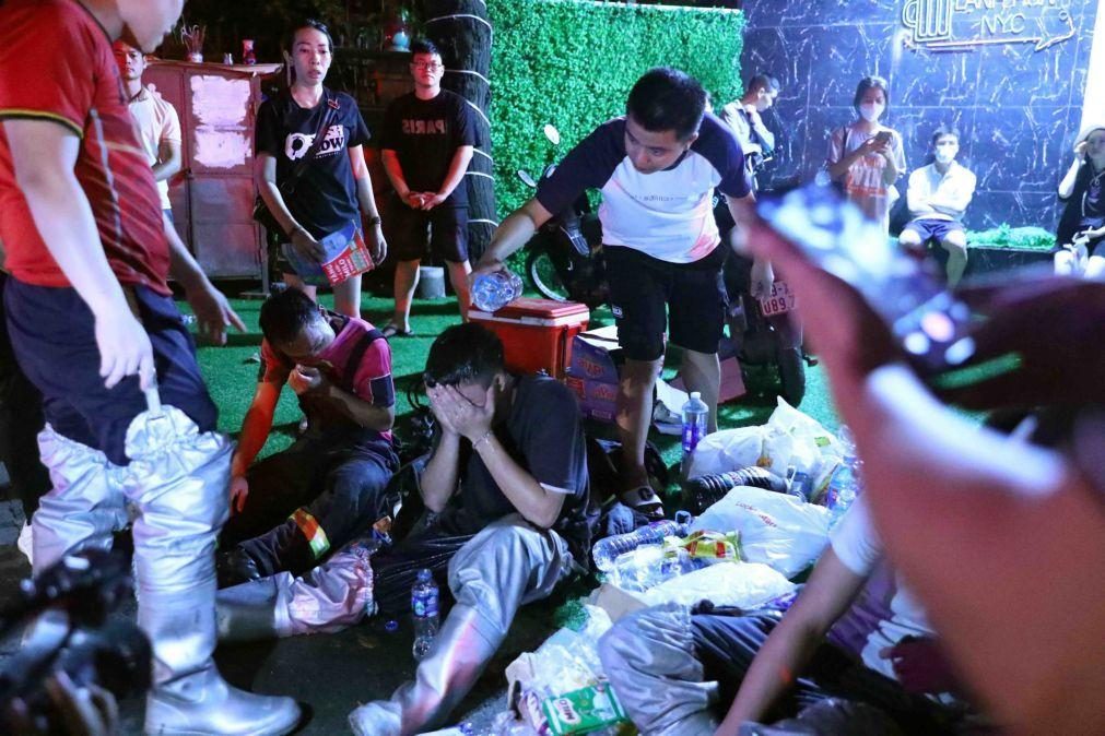 Incêndio em bloco de apartamentos na capital do Vietname faz