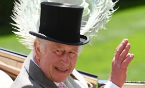 Rei Carlos III inicia hoje visita a França para apaziguar tensão pós-Brexit 