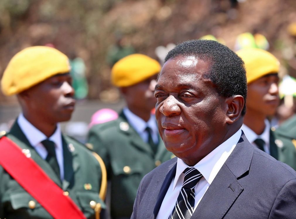 Antigo vice-presidente do Zimbabué regressa hoje ao país