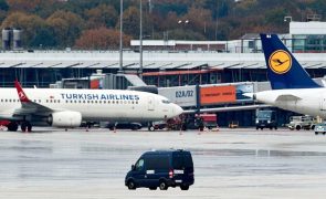 Polícia alemã assume que homem armado no aeroporto de Hamburgo tem explosivos