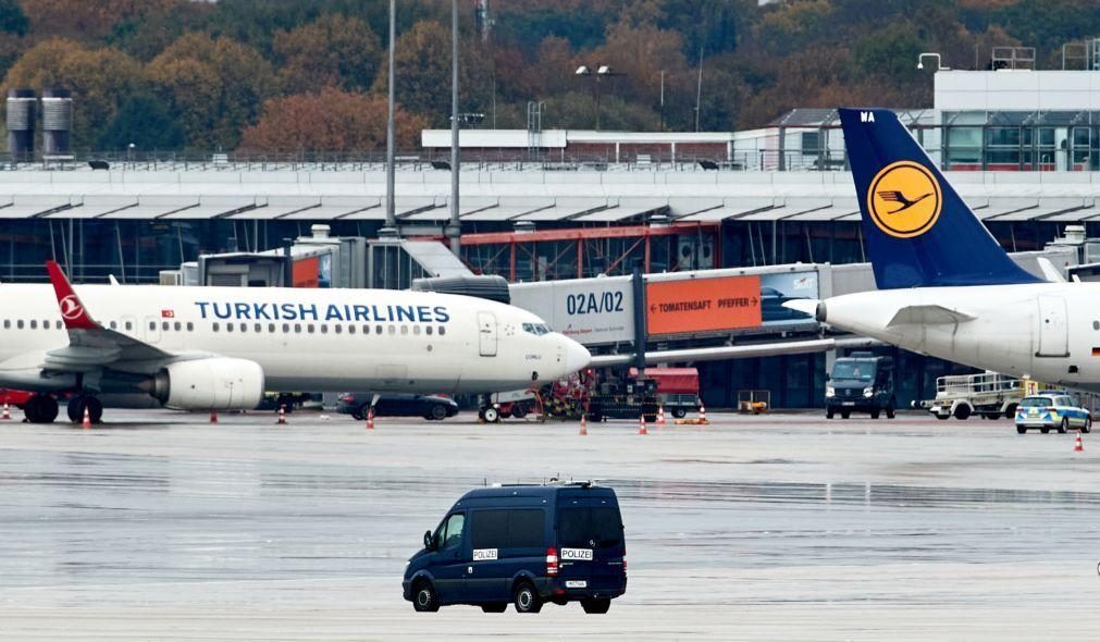 Polícia alemã assume que homem armado no aeroporto de Hamburgo tem explosivos
