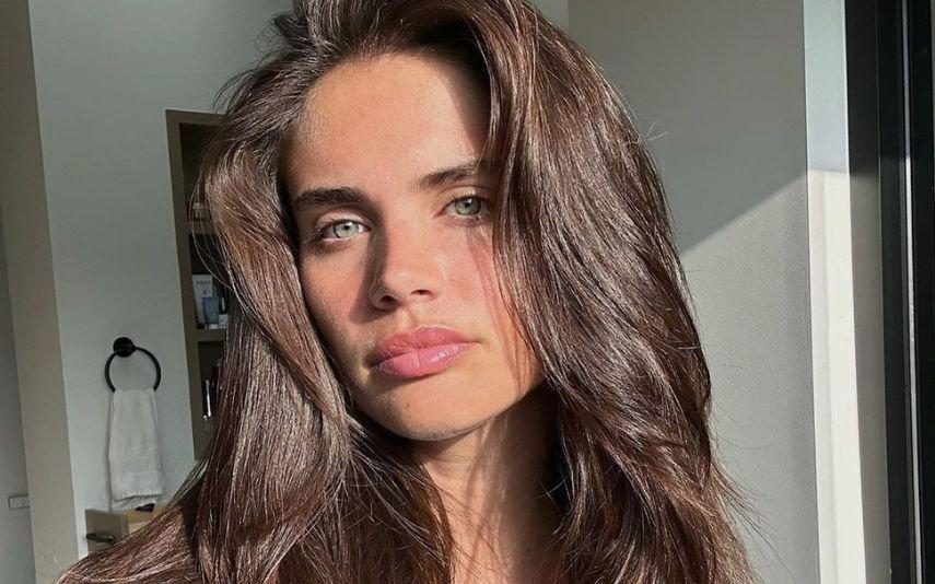 Sara Sampaio Anjo atingido pelo cupido! De mãos dadas com filho de famoso ator de Hollywood