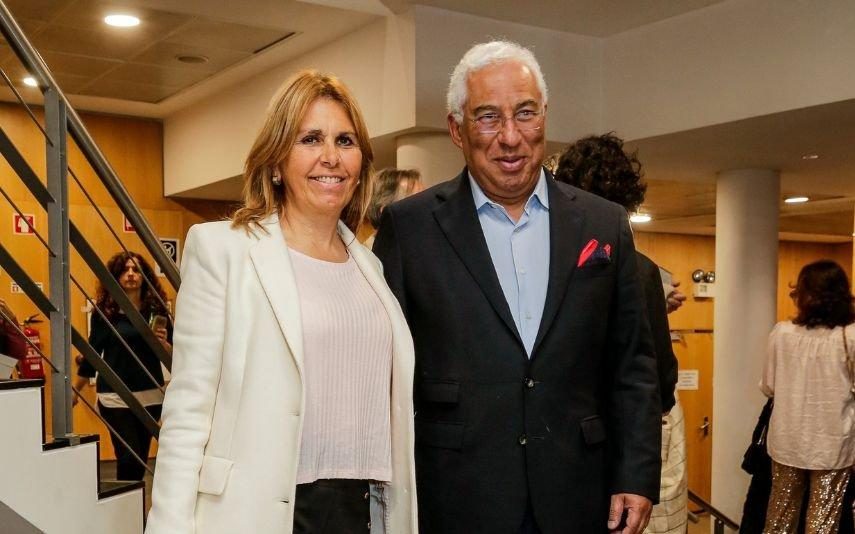 António Costa emociona-se ao agradecer à mulher pelos 