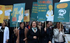 Médicos concentrados no Porto exigem regresso às negociações para salvar SNS