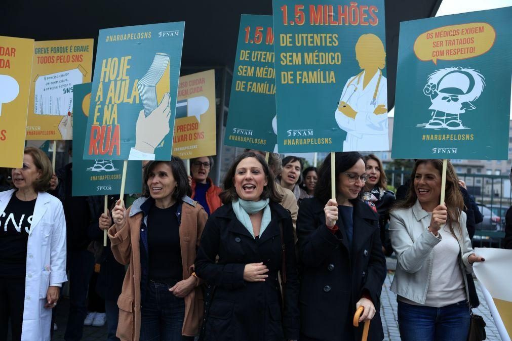 Médicos concentrados no Porto exigem regresso às negociações para salvar SNS