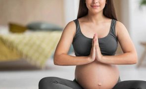 Yoga e gravidez: Como a prática pode ajudar no pré e pós-parto?