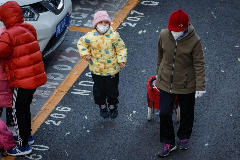 Pequim associa surto de infecções respiratórias a combinação de agentes patogénicos