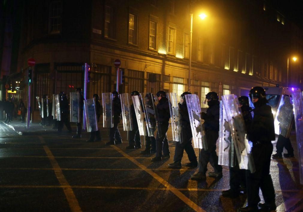 Pelo menos 34 detidos por tumultos em Dublin após esfaqueamento de 4 pessoas