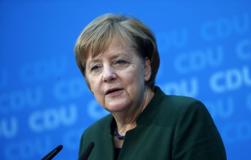 Merkel convida sociais-democratas a formarem governo estável pela Alemanha e pela UE