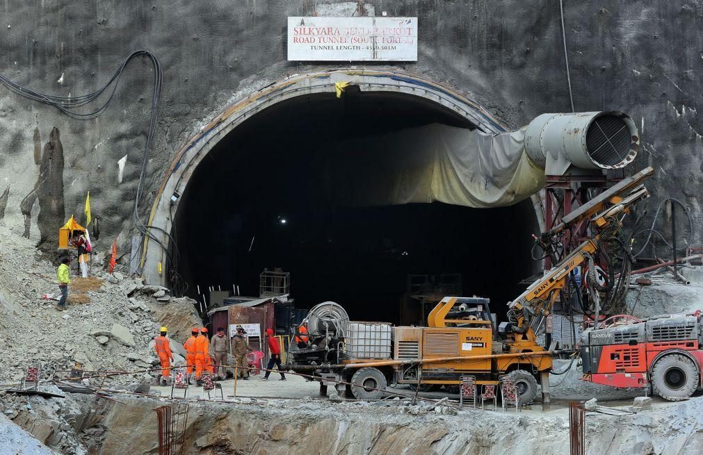 Militares indianos preparam-se para escavar à mão túnel para tirar trabalhadores presos