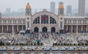 China cria sistema de verificação 'online' de bilhetes de comboio para estrangeiros