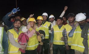 Índia indemniza 41 trabalhadores resgatados após 17 dias num túnel