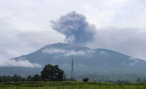 Vulcão Marapi volta a entrar em erupção e 12 alpinistas continuam desaparecidos