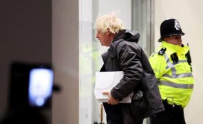 Boris Johnson pede desculpa, mas garante que fez o melhor possível na pandemia