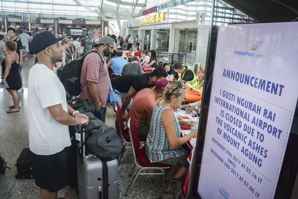 Aeroporto de Bali vai reabrir após mudança de direção da cinza vulcânica