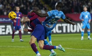 FC Barcelona sofre para vencer lanterna-vermelha Almeria e reforça terceiro lugar