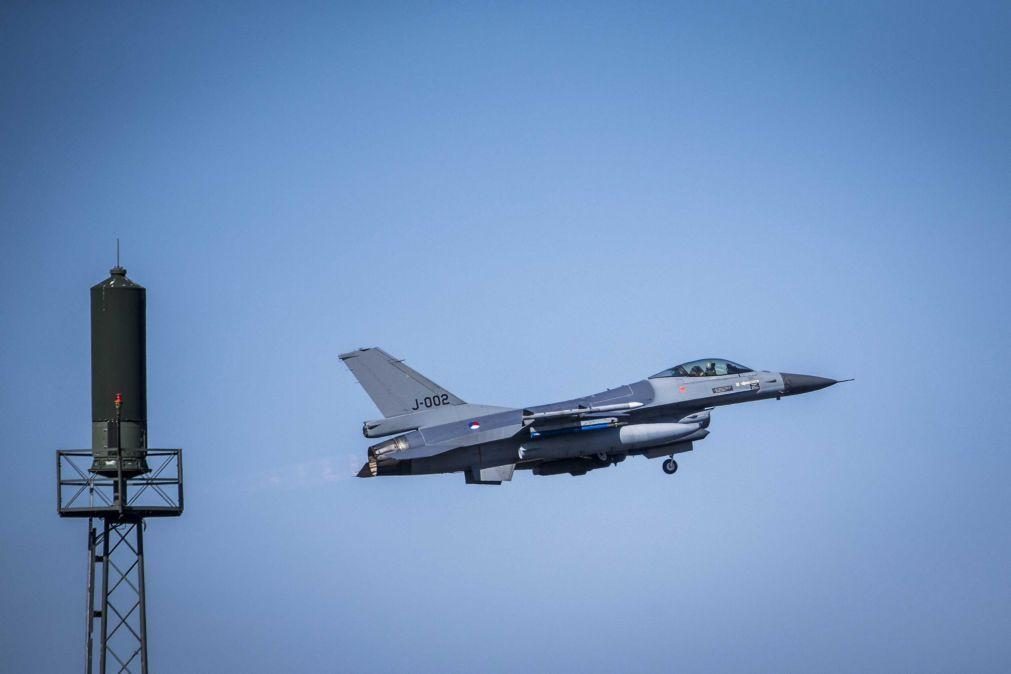 Países Baixos vão enviar 18 caças F-16 a Kiev apesar de ameaças russas