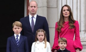 Kate e William - O significado corporal da fotografia ternurenta dos filhos dos Príncipes de Gales