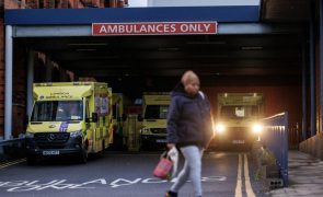 Médicos internos iniciam maior greve de sempre em Inglaterra 