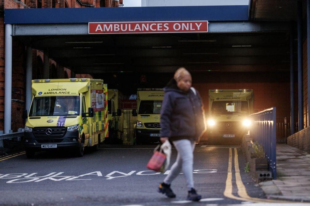 Médicos internos iniciam maior greve de sempre em Inglaterra 